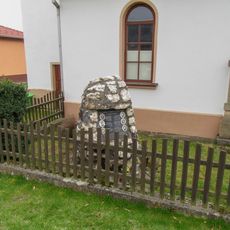 Pomník padlým ve Dzbelu u bývalé kaple (2)