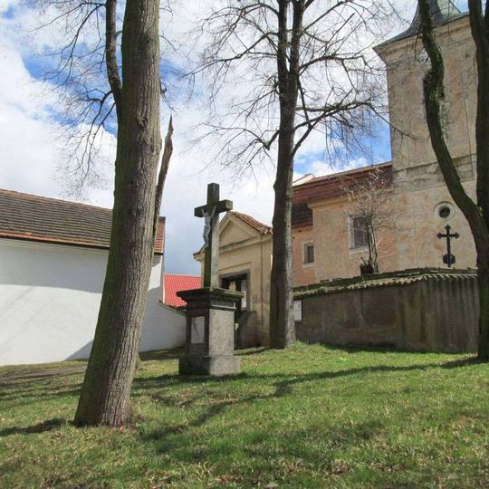 Kříž před kostelem v Krči