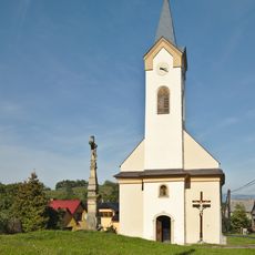 Kříž v Pobučí před kostelem