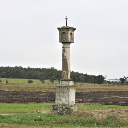 Boží muka v poli u silnice z Hradišťka do Veltrub