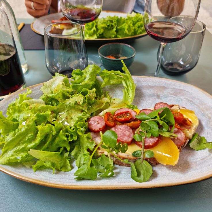 Les Garçons à table !
