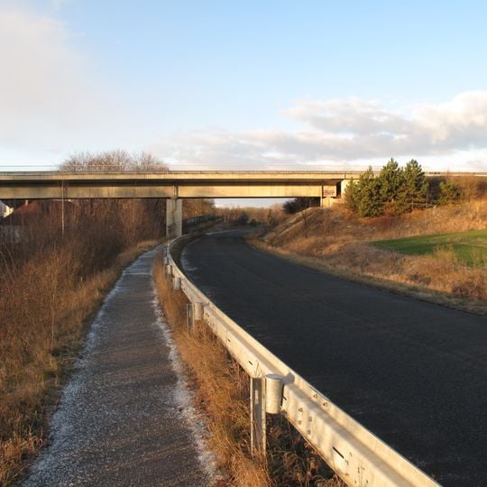 Most silnice I/7 přes údolí Červeného potoka ve Studeněvsi