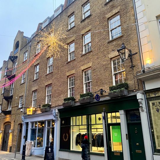 4 And 6, Shorts Gardens