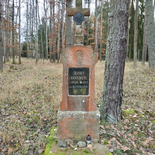 Kříž v lese nad Šipínem u cesty do Mydlovar