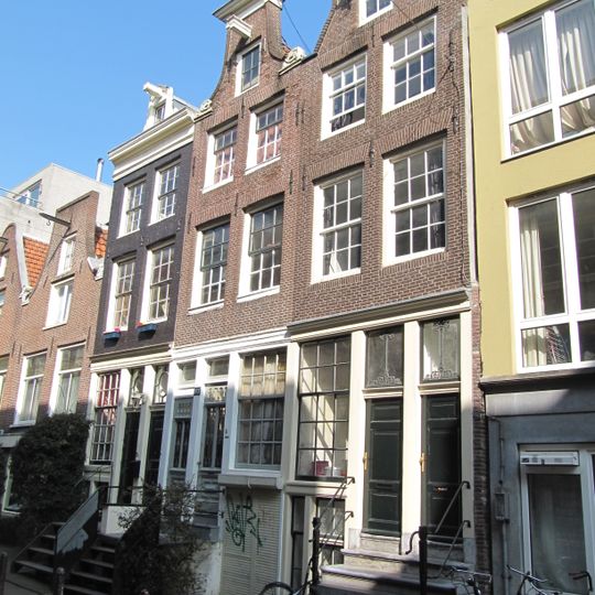 Huis onder rechte lijst
