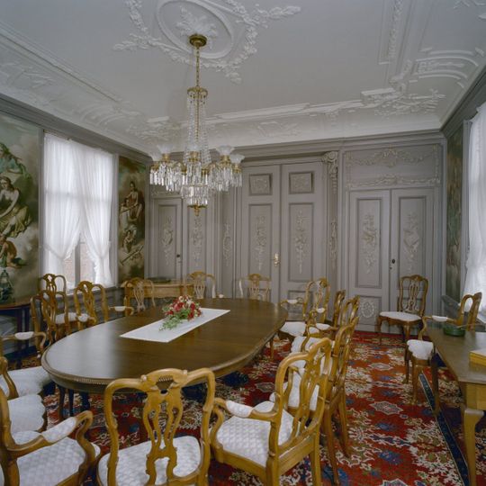 Eenvoudig woonhuis onder schilddak met hoekschoorstenen en aangebouwd pand onder apart zadeldak