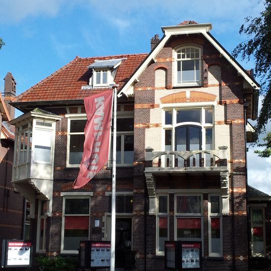 Groot vrijstaand herenhuis in art nouveaustijl