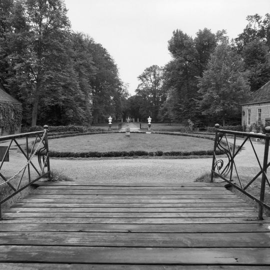 Fraeylemaborg, houten brug op jukken over slotgracht, voorzien van een opklapbaar gedeelte in het midden en ijzeren leuningen