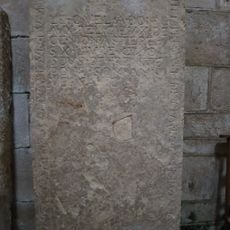 Dalle funéraire de Nicolas Contet à Saint-Seine-l'Abbaye