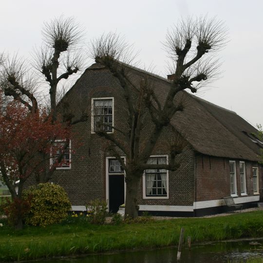 Boerderij onder rieten wolfdak