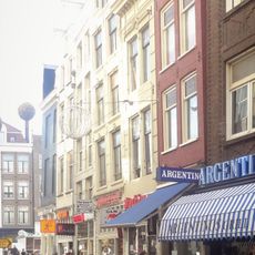 Pand met gepleisterde en van vensteromlijstingen en afsluitende rechte lijst voorziene gevel