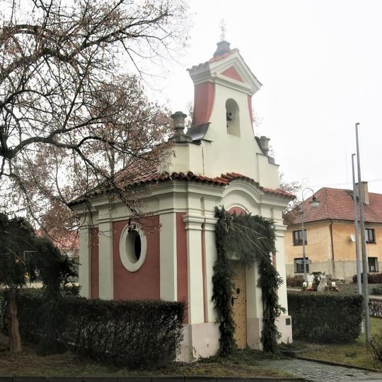 Kaple na návsi v Královicích