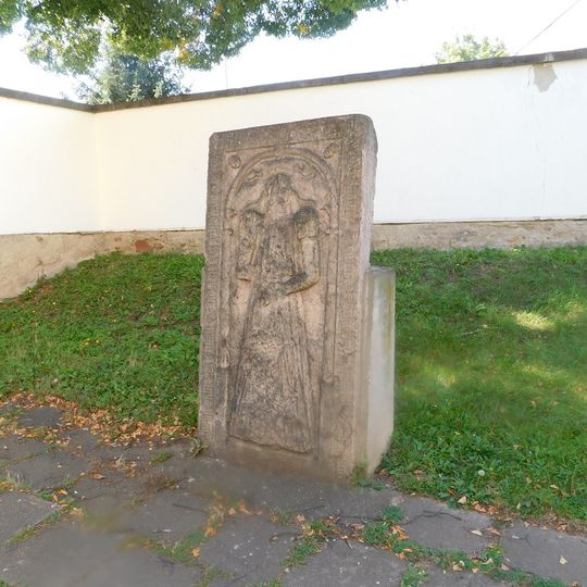 Náhrobník u kostela Nejsvětější Trojice v Českém Brodu