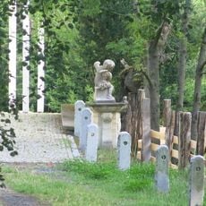 Socha štítonoše v zahradě domu 19 v Černčicích