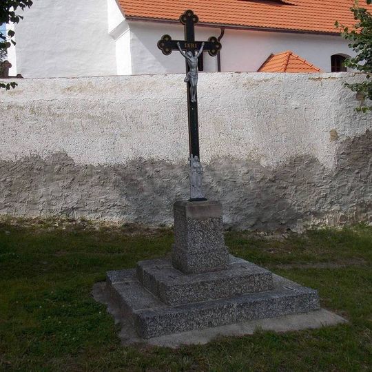 Kříž u kostela v Heřmani