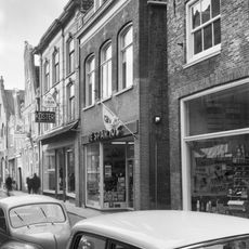 Pand onder zadeldakkap tegen puntvormige achtergevel