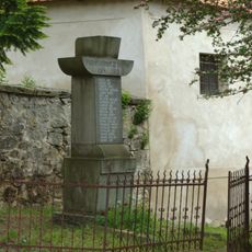 Pomník padlým a kaplička u kostela sv. Havla ve Skalsku