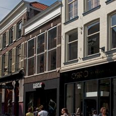 Pand met geschilderde lijstgevel met gevelsteenkandelaar, hardstenen onderdorpels en jongere pui