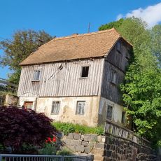 Wohnhaus in offener Bebauung, mit Windfang und Stützmauer mit Tür Wilthener Straße 49