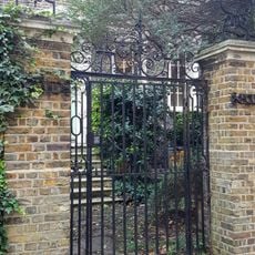 Gate With Overthrow At No 29