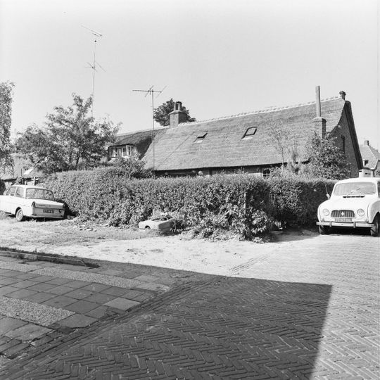 Pand zonder verdieping, onder een rieten zadeldak met de aangrenzende panden