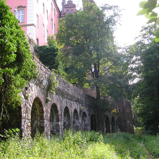 Mury obronne, oporowe i graniczne z basztami, bramami, mostami i tarasami