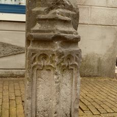 Voor het huis dat zelf niet op de lijst wordt geplaatst twee gotische pinakels als stoepstenen