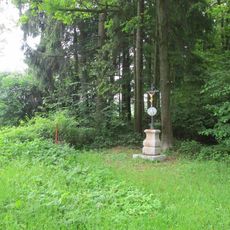 Kříž jižně od Roseče na okraji lesa