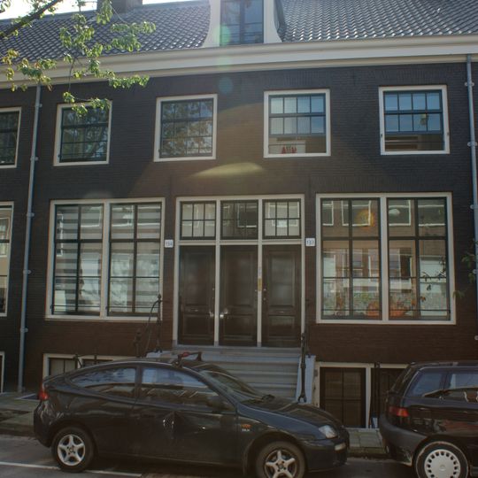 Aaneengesloten reeks onderkelderde dijkwoningen