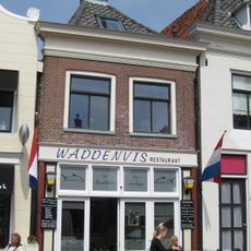 Pand onder zadeldak met eenvoudige lijstgevel