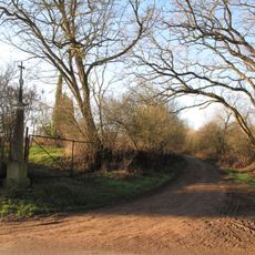 Kříž západně od Lelova na rozcestí