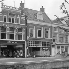 Pand met verdieping onder dwars zadeldak tussen topgevels waarboven schoorstenen