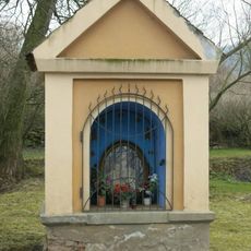 Kaplička na rozcestí na jižním okraji Liběšic