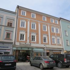 Bürgerhaus mit Arkadenhof, barockem Brunnen und Denkmal