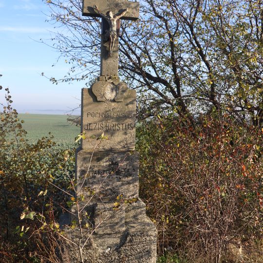 Kříž u křižovatky silnic 401 a 351