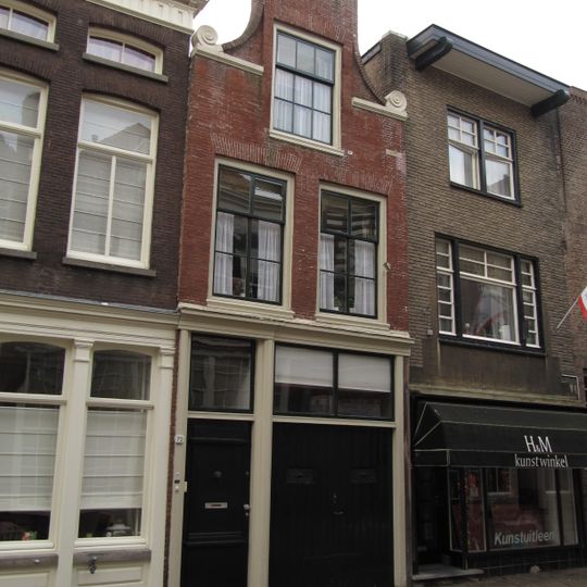 Pand met halsgevel met zijvoluten op dekplaten, gedateerd in de top 1759