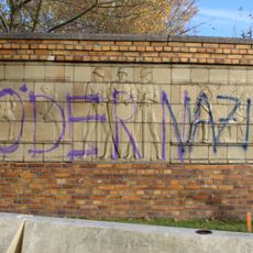 Relief an Kasernenmauer