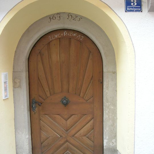 Rundbogiges Türgewände