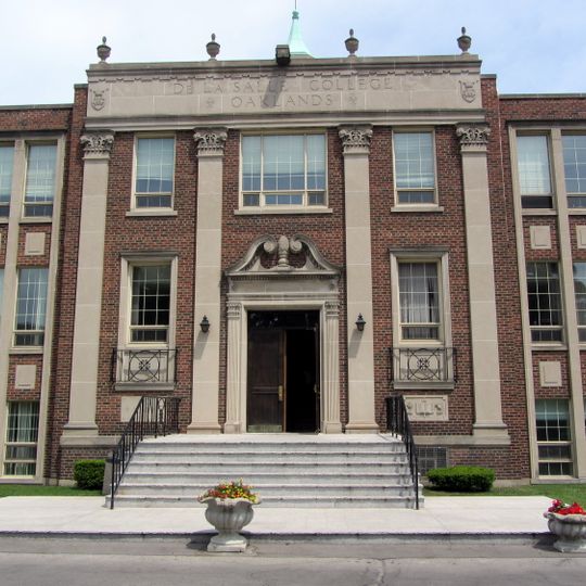 De La Salle College