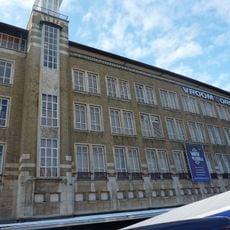 Pand met lijstgevel met klassicistische winkelpui