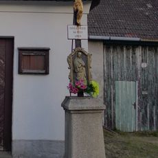 Kříž u kaple sv. Jana Nepomuckého ve Štěměchách