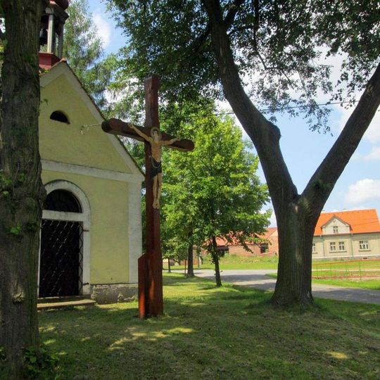 Kříž v Bílově u kaple