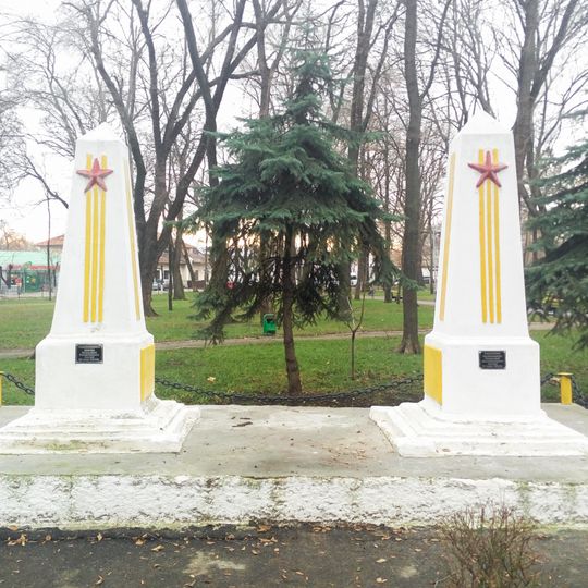 Monument la mormântul ostașilor căzuți în 1944. Parcul eroilor
