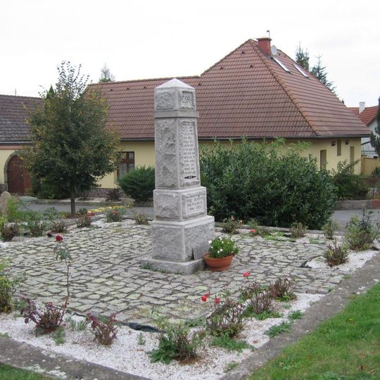 Pomník padlým na návsi v Doubravčicích