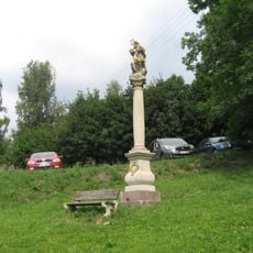 Sloup se sochou svatého Jana Nepomuckého u křižovatky ve Vítkovicích