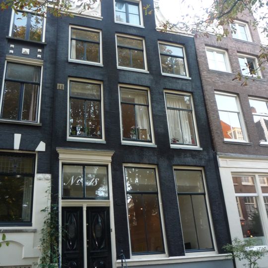 Pand met halsgevel met gedeelde vleugelstukken en palmet in de afdekking