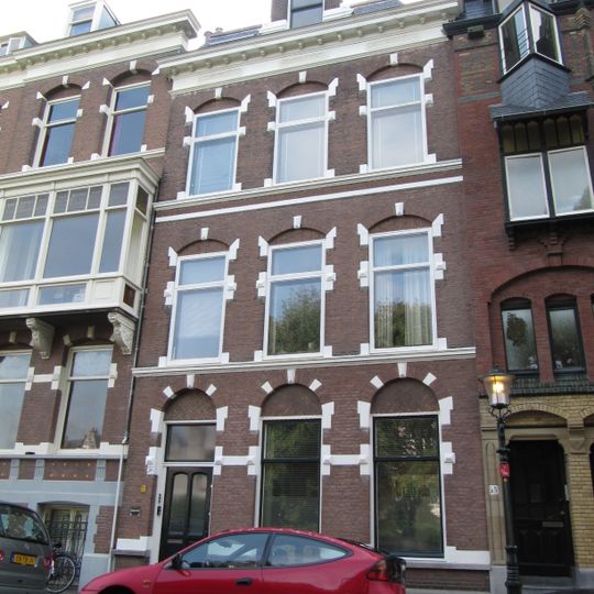 Pand in neo-renaissance trant met geblokte ontlastingsbogen en kroonlijst