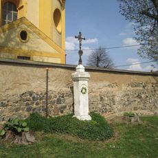 Kříž u kostela ve Chválenicích