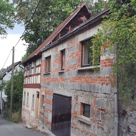 Wohnhaus in ehemals halboffener Bebauung Wiesenburger Straße 12