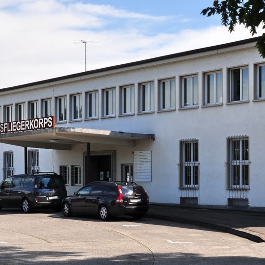 Ehemaliges Aufnahmegebäude Zivilflugplatz